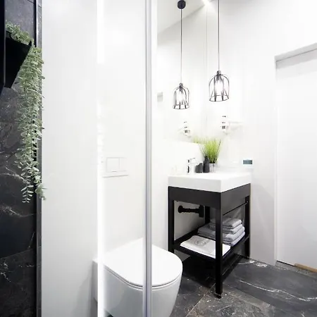 Jacuzzi Main Square Apartman *