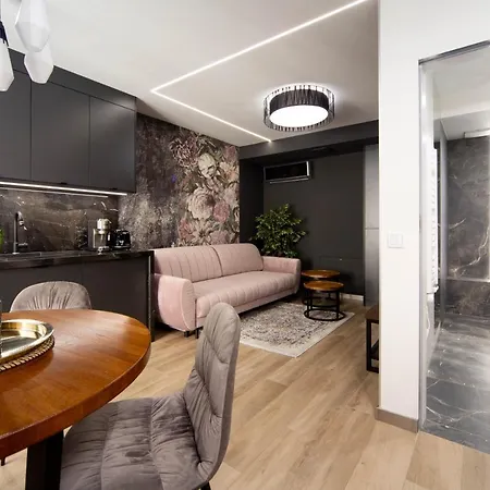 Jacuzzi Main Square Apartman *