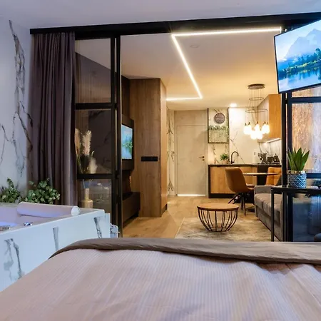 Jacuzzi Main Square 公寓 *