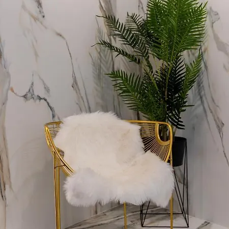 Jacuzzi Main Square Apartman *