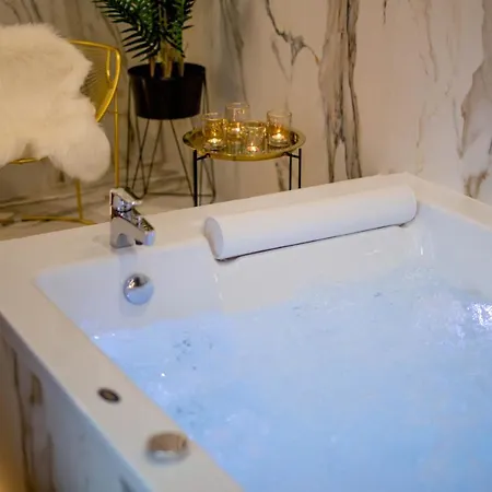 Jacuzzi Main Square Apartment