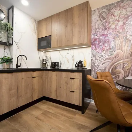 Jacuzzi Main Square Apartment *