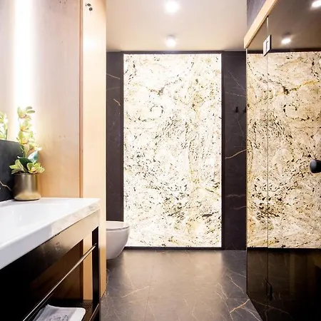 Jacuzzi Main Square Apartman *